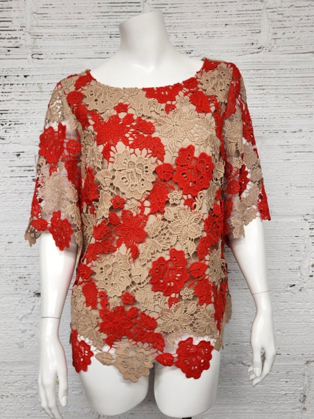 Chico's Gorgous Size 0 Crochet Floral Lace Red & Tan Lined Pullover Top